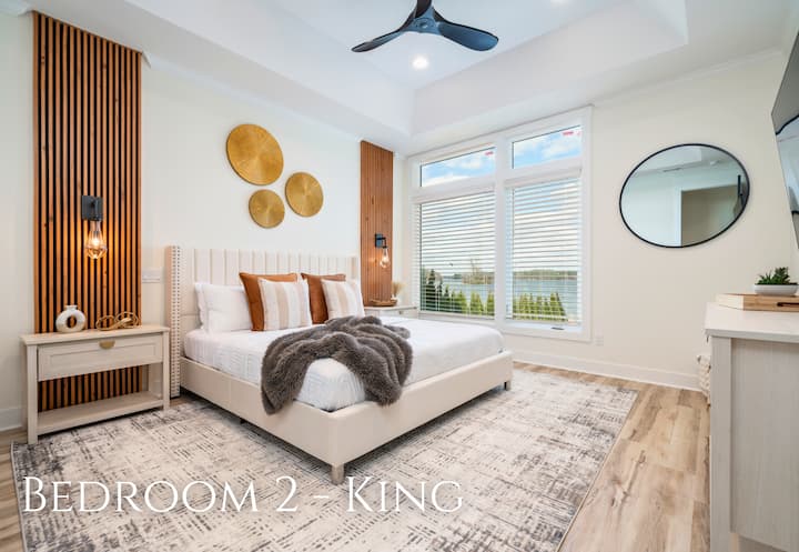Despierta con luz natural y un ambiente tranquilo en este dormitorio tamaño king bellamente decorado.
