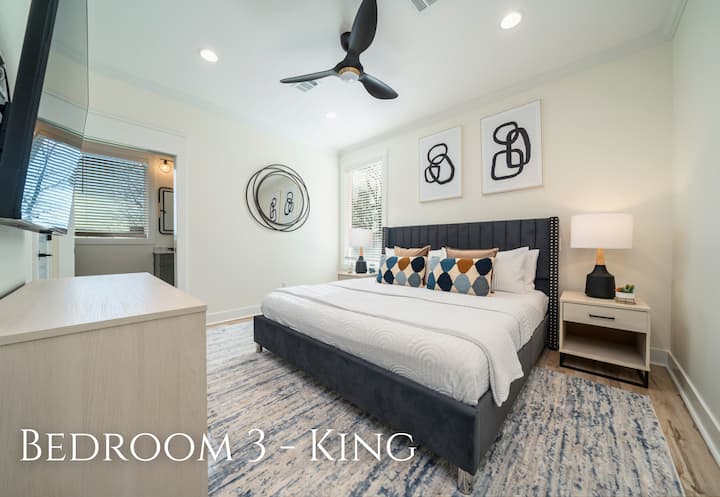 Este dormitorio tamaño king ofrece un cómodo refugio con mucho espacio para estirarse y relajarse.