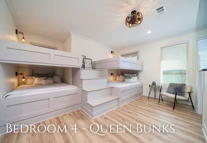 Las literas queen incorporadas hacen de esta habitación un espacio divertido y flexible para dormir perfecto para familias y grupos.