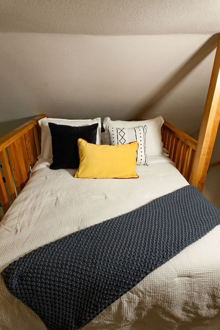 Hay un nuevo colchón de espuma viscoelástica de tamaño completo en el loft.  Disfruta de un sueño reparador y cuida tu cabeza al subir las escaleras. :-)