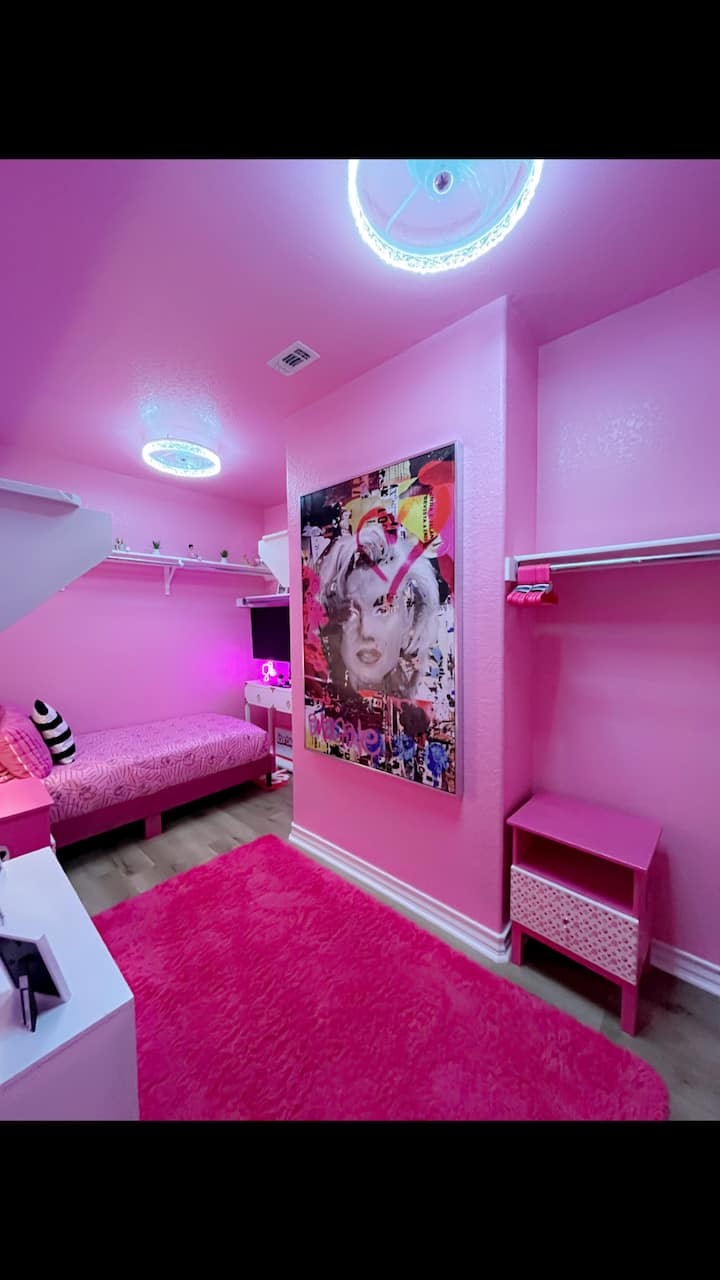 Krevat dopio në zonën kryesore të dhomës së gjumit