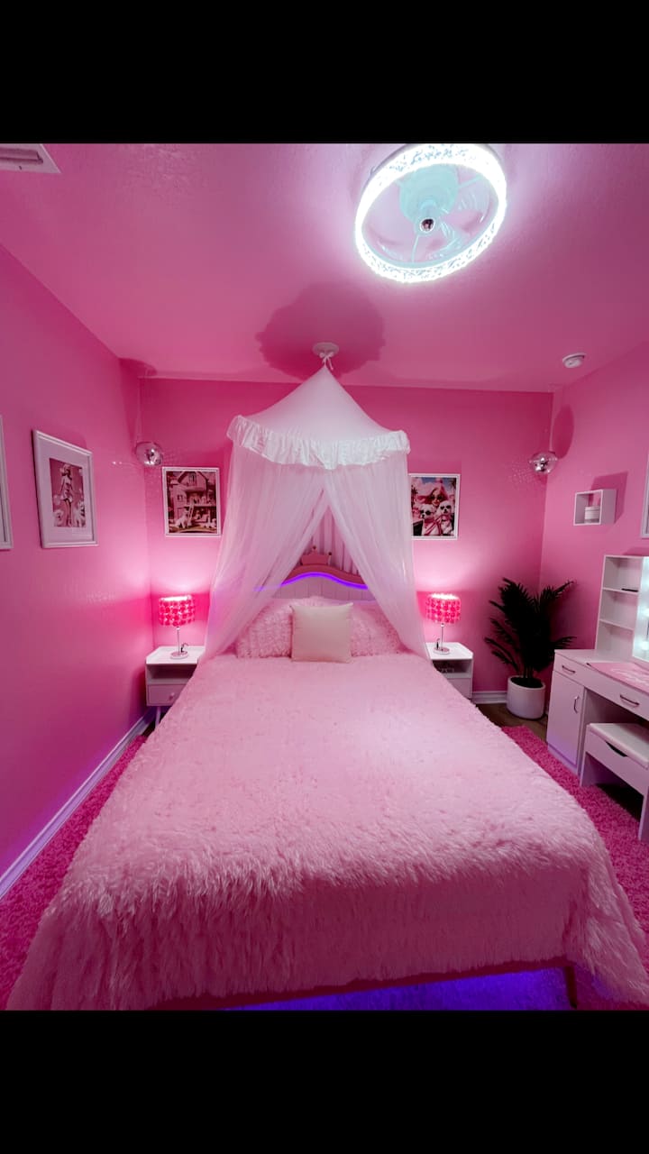 Krevat dopio "queen" me një kotësi private 
Në katin e poshtëm ndodhet në korridorin e vet privat 