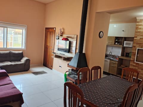 Airbnb em destaque: House in Tramandaí one block from the beach with fireplace em Tramandaí