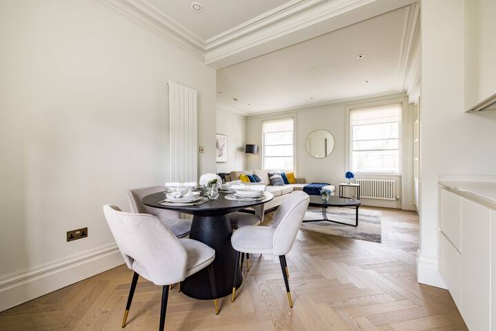Spacious 2BR Townhouse Knightsbridge & King’s Road gallery image 2
