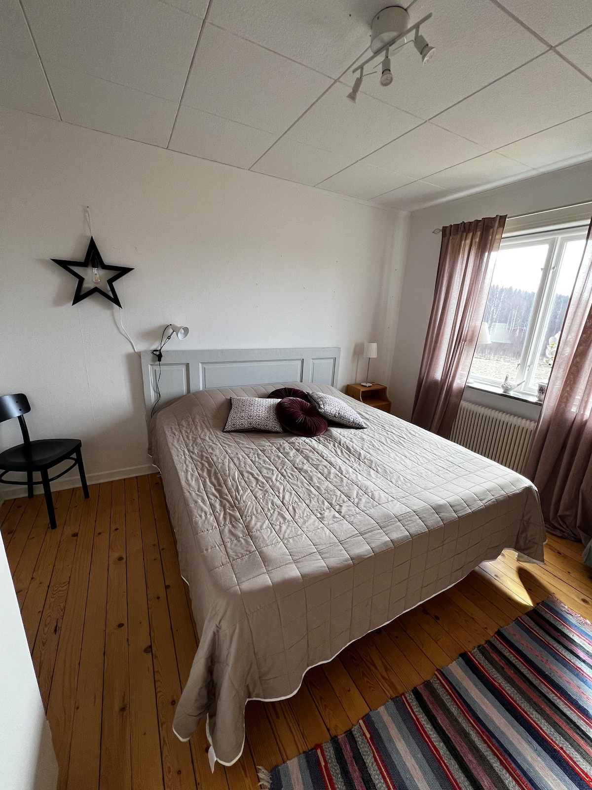 Საძინებელი ორადგილიანი საწოლით (180x200).