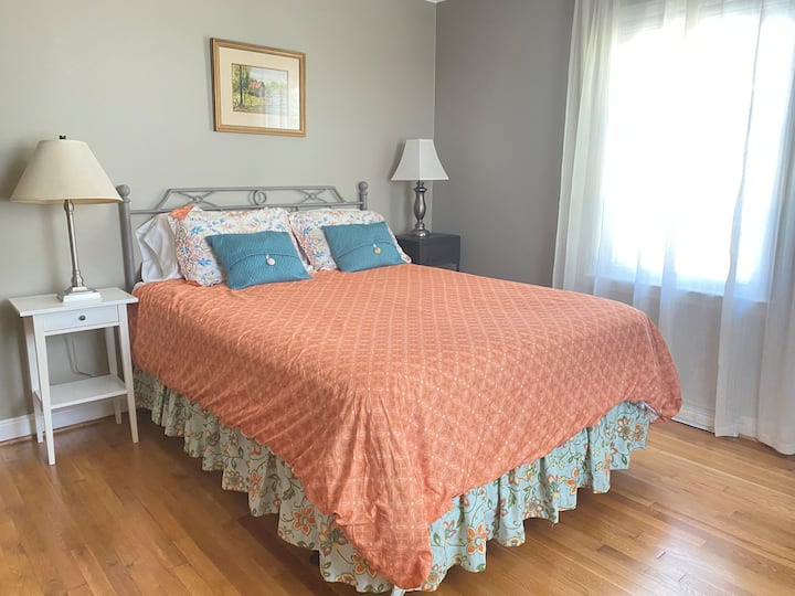 Dormitorio queen con cómoda y armario, aire/calefacción central, ventilador de techo y persianas oscuras