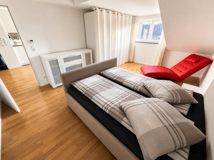 Recámara 1 con una cama doble de 140 cm x 200 cm