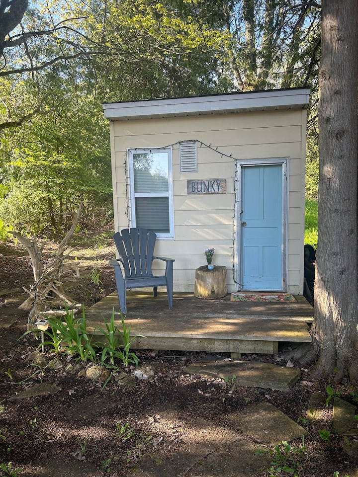 The Bunkie is separate from the cottage. Udaljen je svega nekoliko koraka. The bunkie is behind the cottage, away from the water.