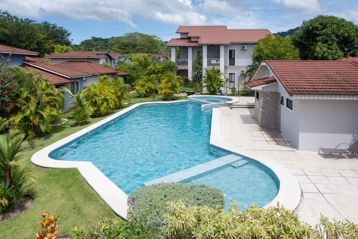 Nikla's House - Relaxation and Pool View