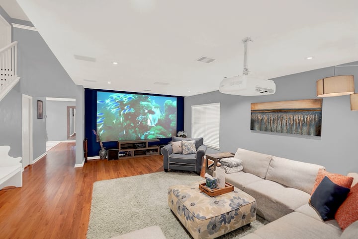 150 Theater | Sleeps 14 | Huge Deck + Fire Pit - Universal City, TX