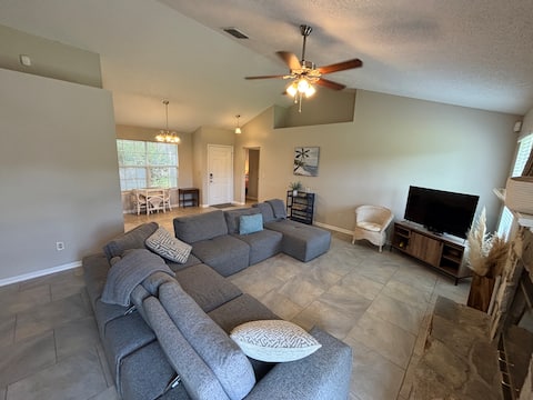 Popular Airbnb listing: Pet friendly, fenced in backyard great location in Sans Pareil