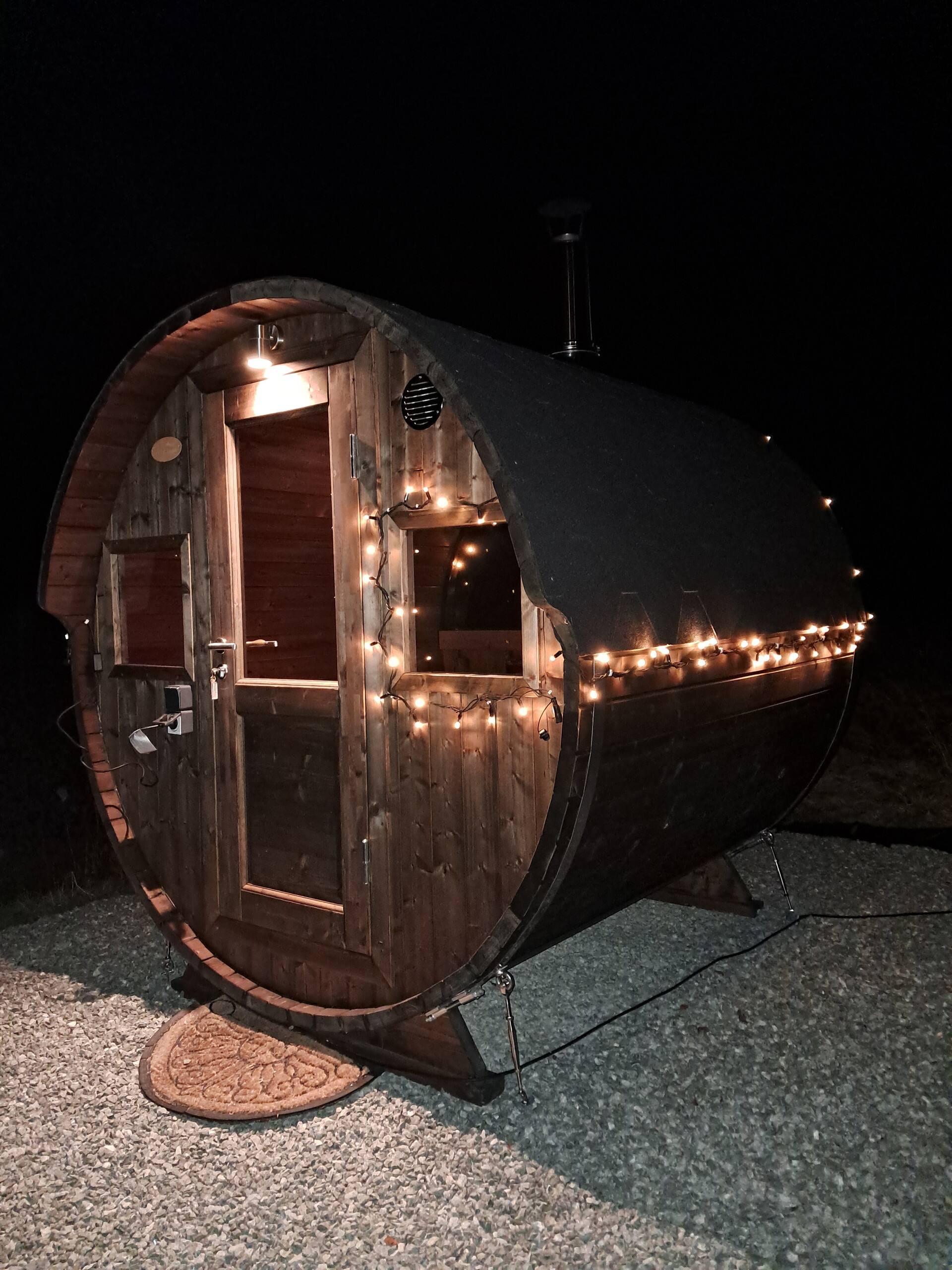 Cozy older house with barbecue room and wood-fired sauna.
