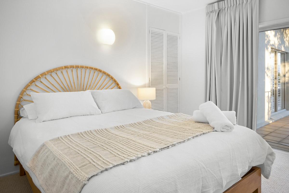 Chumba kina kitanda cha ukubwa wa malkia, kiyoyozi, meza ya kando ya kitanda, taa ya kusoma na ufikiaji wa moja kwa moja wa mtaro wa nje. 