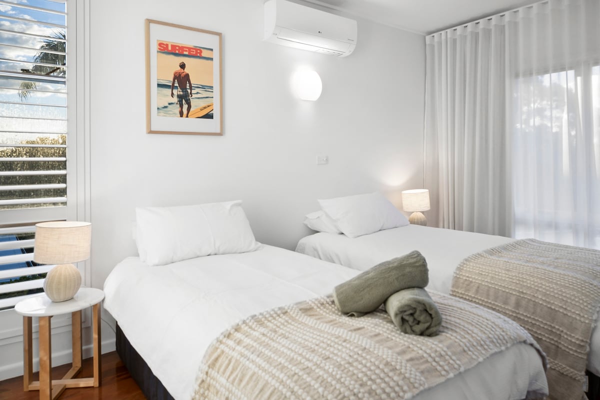 Vitanda 2 virefu vya mtu mmoja ambavyo vinaweza kubadilishwa kuwa kitanda cha ukubwa wa kifalme kwa ombi.  Chumba kina kiyoyozi, feni ya dari, kabati kubwa na taa za kusoma.