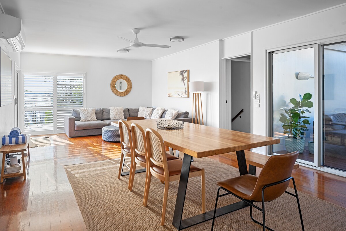 Top Airbnb: Huge beach house with games room! in Caloundra