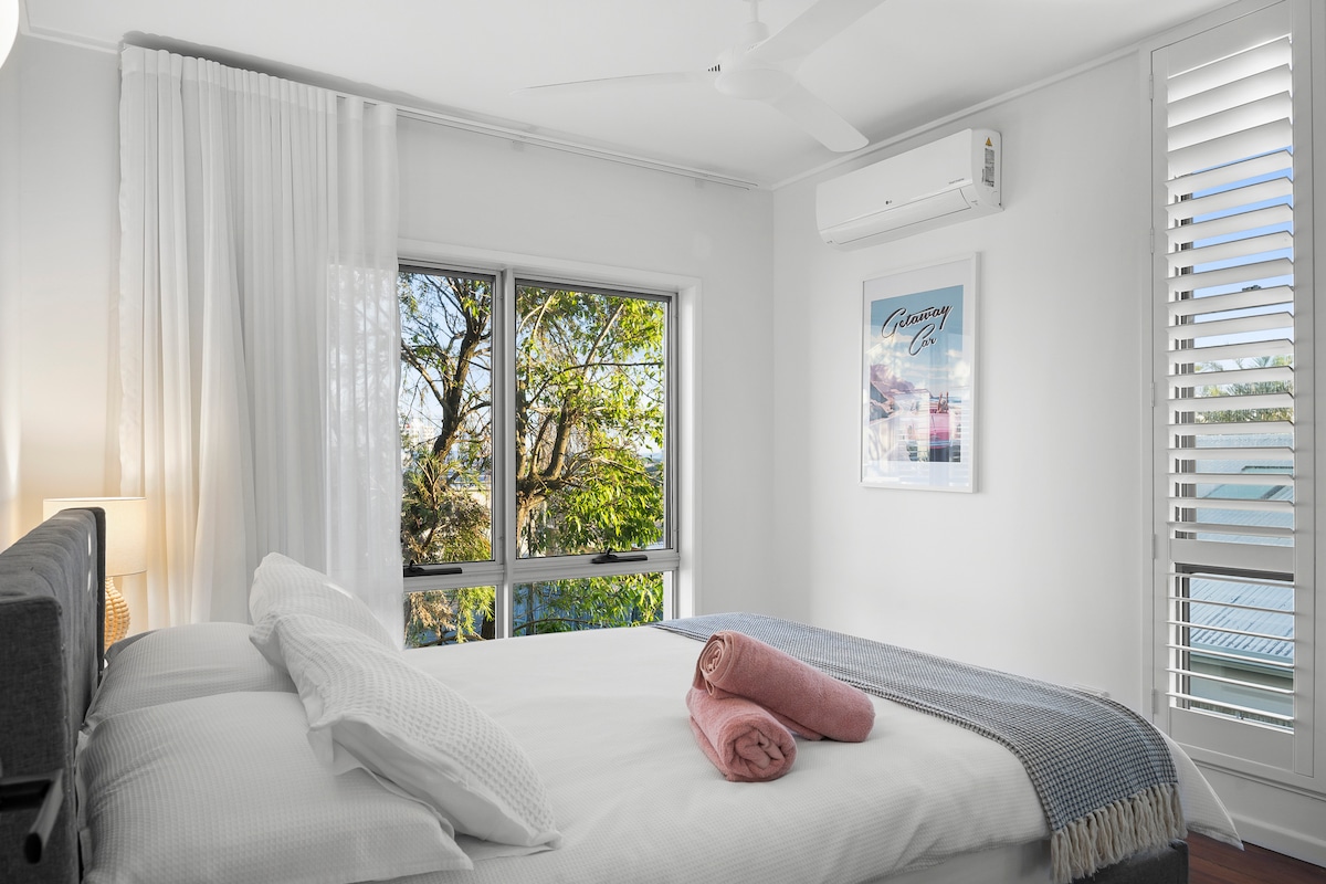 Chumba kina kitanda cha ukubwa wa malkia, kiyoyozi, feni ya dari, kabati kubwa la nguo, meza ya kando ya kitanda na taa ya kusoma.