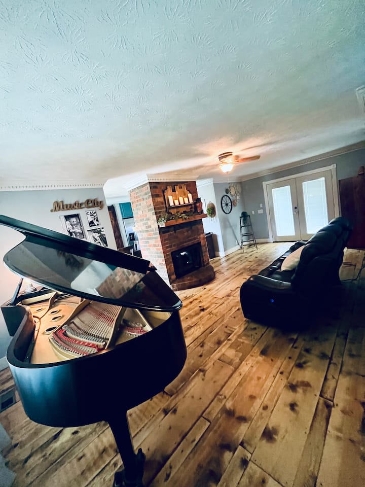Huntsretreat
Beautiful Capecod Home Ideal Location - Hendersonville, TN