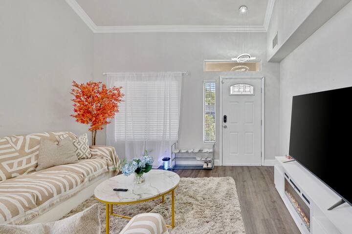 Modern Home in Vegas Strip | Heated Pool | Jacuzzi gallery image 3