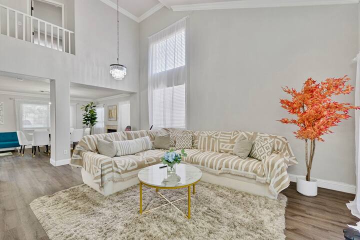 Modern Home in Vegas Strip | Heated Pool | Jacuzzi gallery image 4