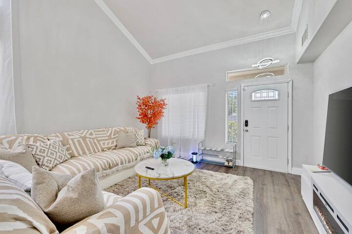 Modern Home in Vegas Strip | Heated Pool | Jacuzzi gallery image 2