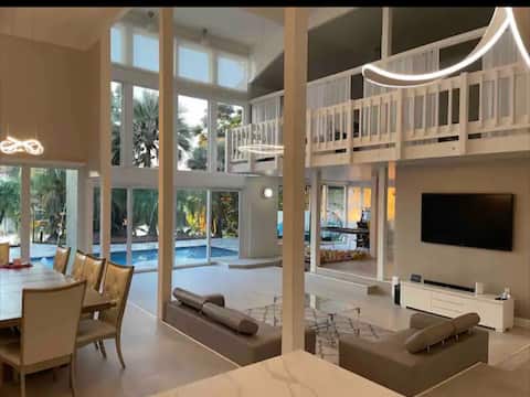 Paradise on the Lake close to Beaches & FLL