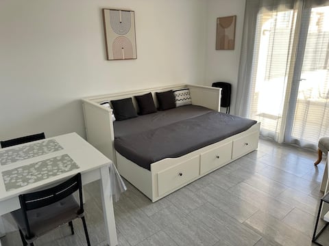 Top Airbnb: Cozy, air-conditioned apartment with private courtyard & terrace à Cavaillon