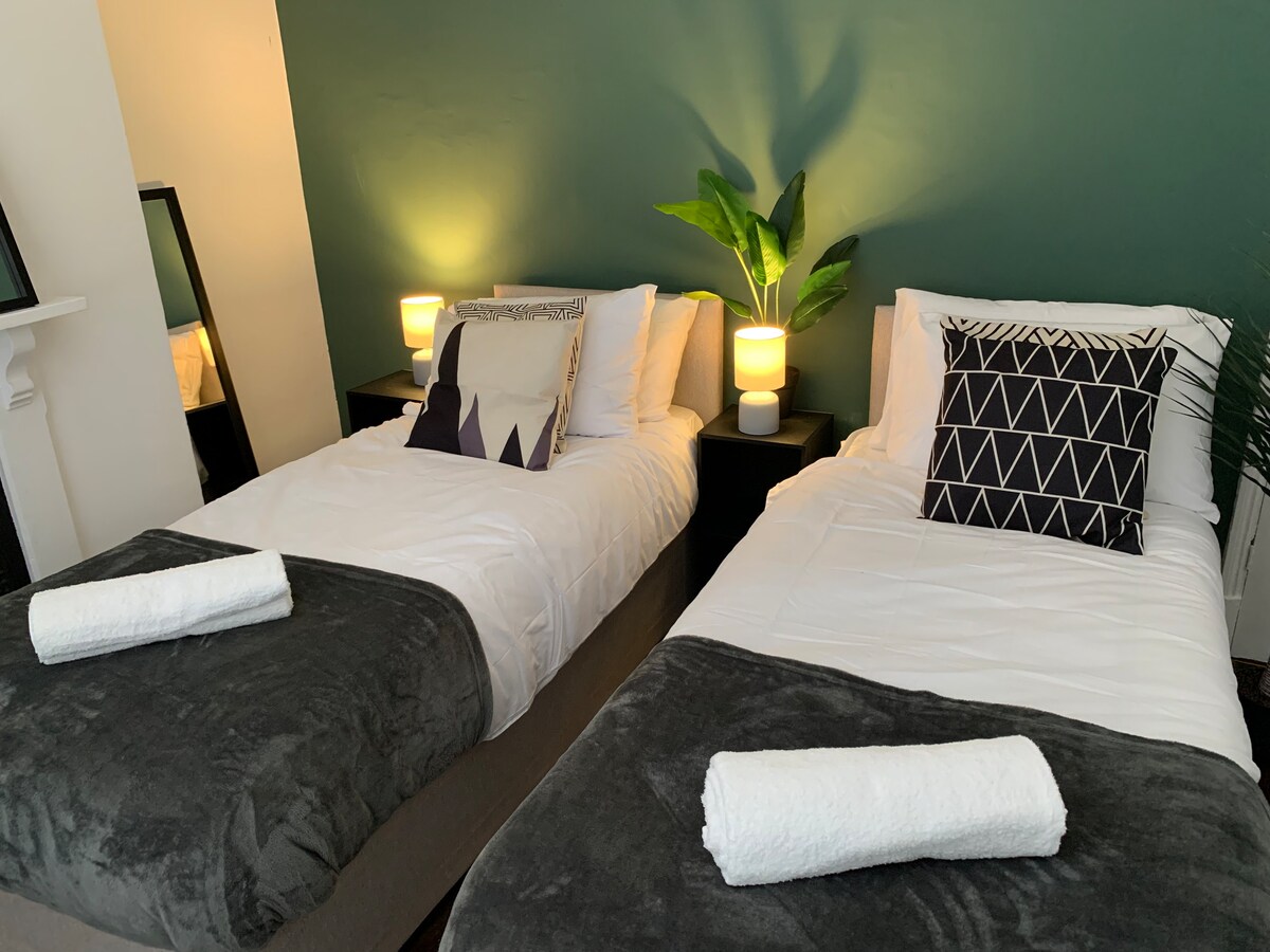 Zip & Link საწოლები - დაჯავშნის ეტაპზე შესაძლებელია საწოლად ან 2 ცალად დაყენება. 

Მესამე საწოლი არის ჯეი-ბეს გვირგვინის გამოსაწევი საწოლი 