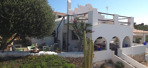 Anuncio de Airbnb popular: Menorcan beachfront house en Sant Lluís