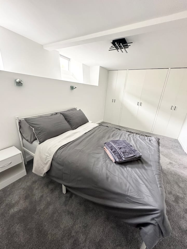 Dormitorio doble, con capacidad para 3 personas con el lujoso colchón inflable o cuna de viaje 