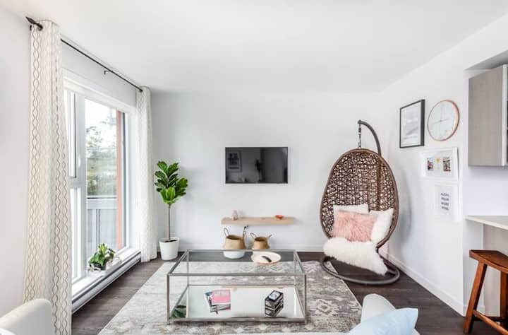 Curated, Urban Retreat Close To Downtown + View! - Vancouver