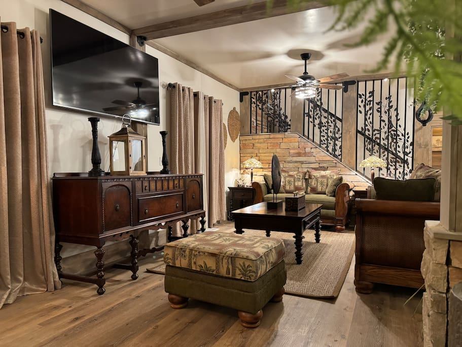 Rustic Solitude 5Bdr/4Bth/2940 sq ft Luxury Lodge