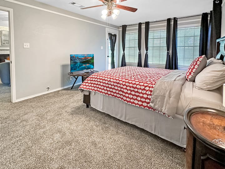 Спална соба 1 е просторно место за одмор на сопственикот со неверојатна табла од црешово дрво и подножје со 40-инчен Roku паметен телевизор

За оние кои бараат приватност и пристап на отворено, приватниот излез води до поплочениот двор и оазата во дворот. 