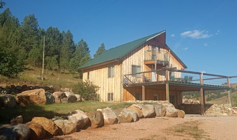Ray's Roost 12 gsts, 4 bdrm. Artistic. On Paved Rd