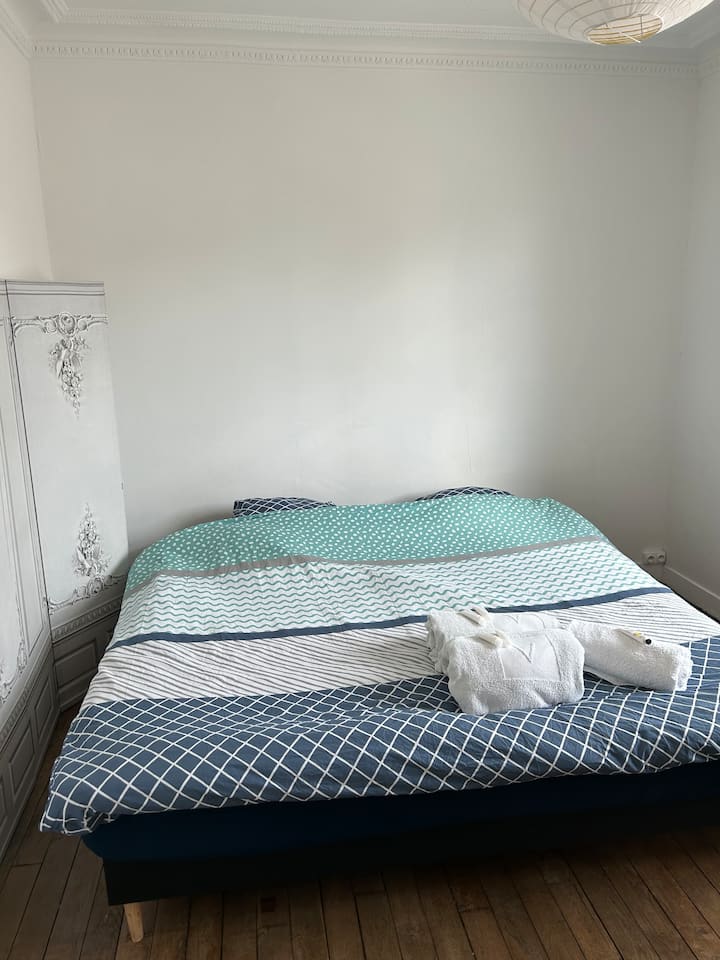 เตียงขนาดคิงไซส์ขนาดใหญ่ 200X200 จากยี่ห้อ Royal Palace Bedding