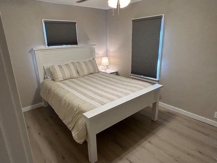 Მე-3 საძინებელში არის ორადგილიანი საწოლი კომფორტული ტემპრე-პედიკული მატრასით