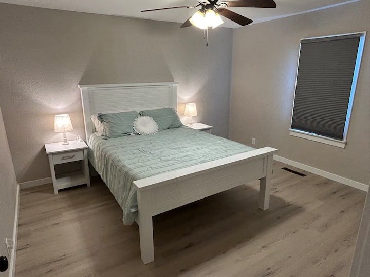 Მე ‑ 2 საძინებელში არის ორადგილიანი საწოლი კომფორტული ტემპრე-პედიკული მატრასით.