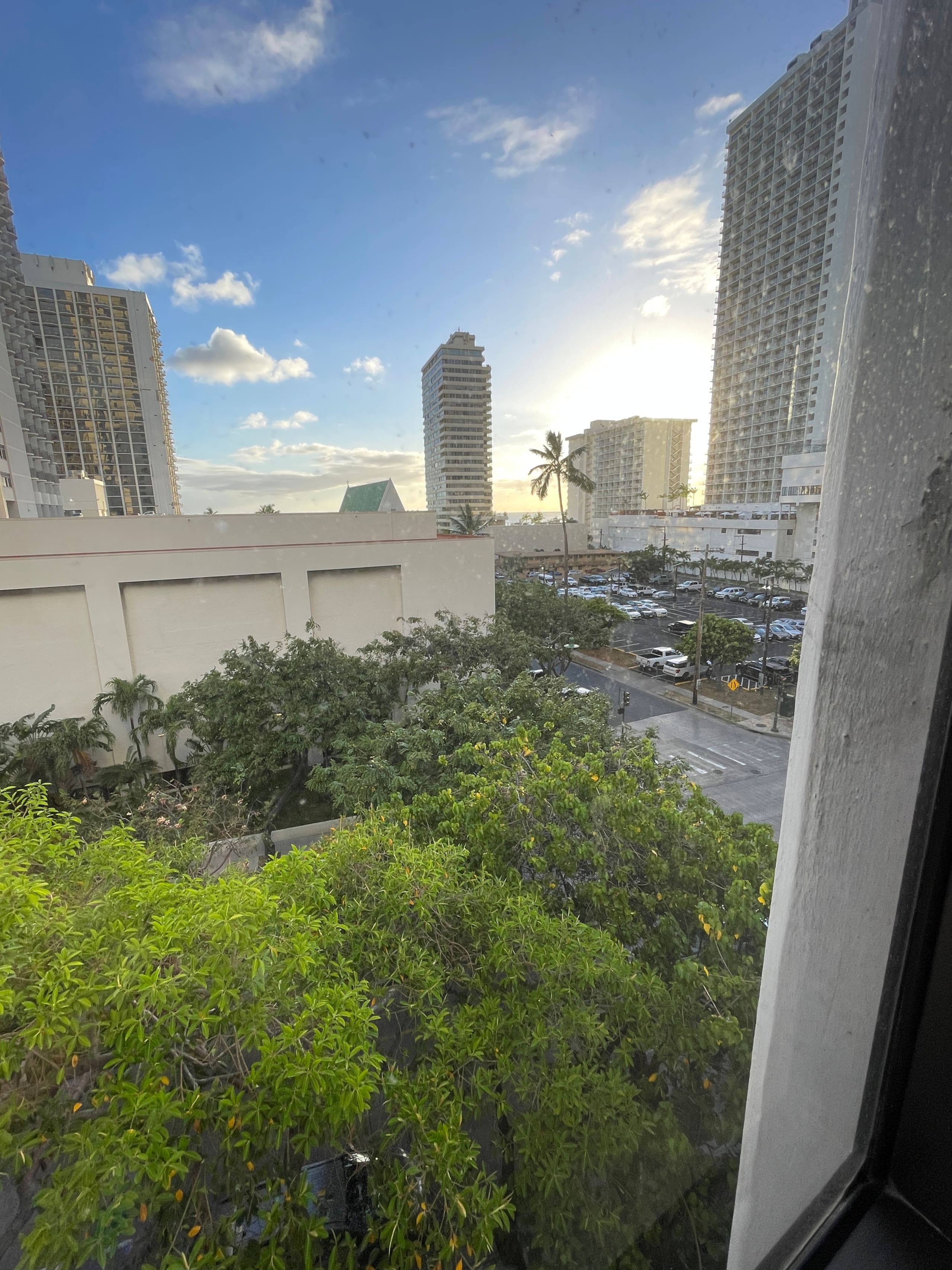 Waikiki Banyan: Poolside, Steps to Pool & Beach - Image 44