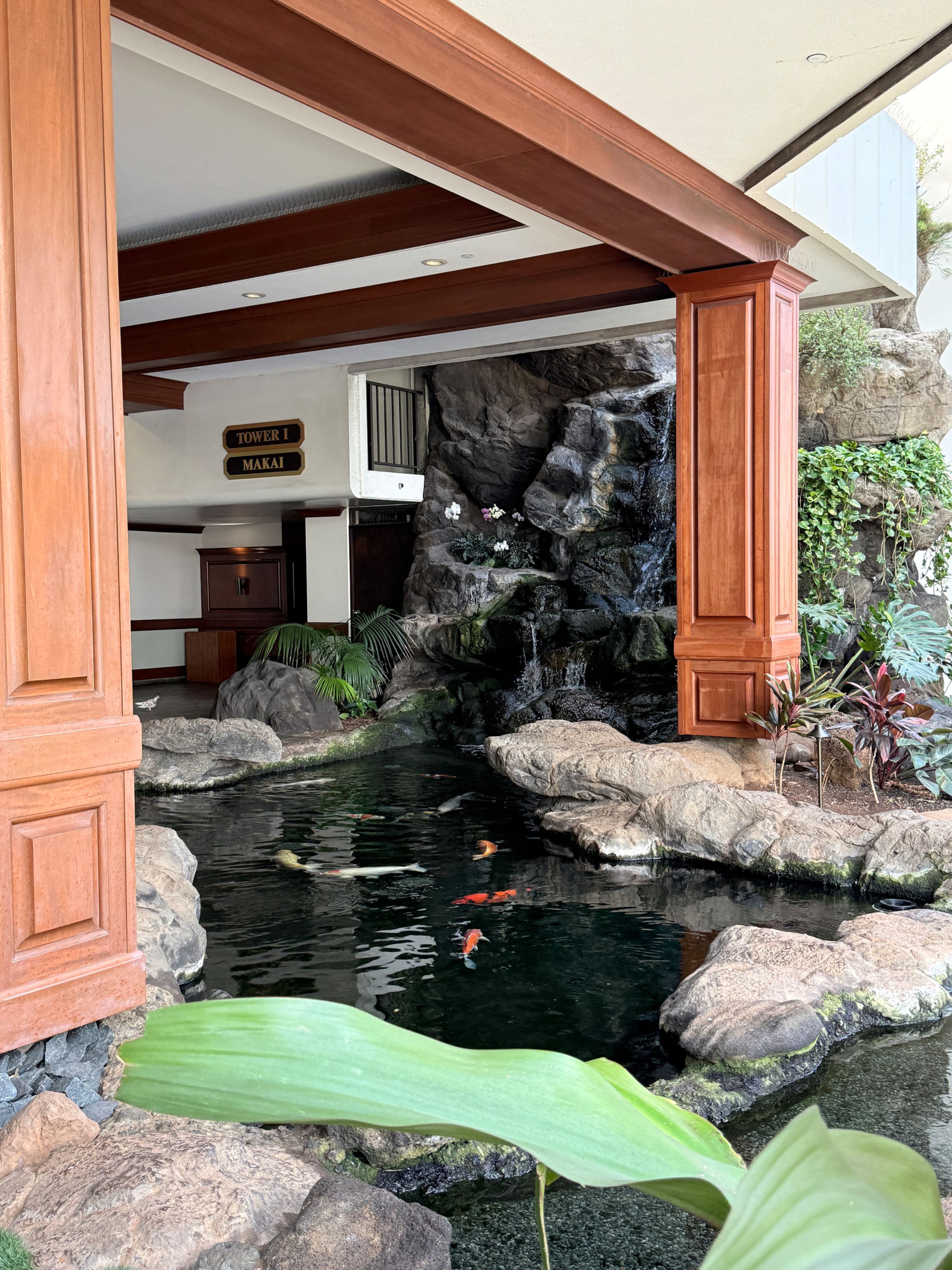 Waikiki Banyan: Poolside, Steps to Pool & Beach - Image 27