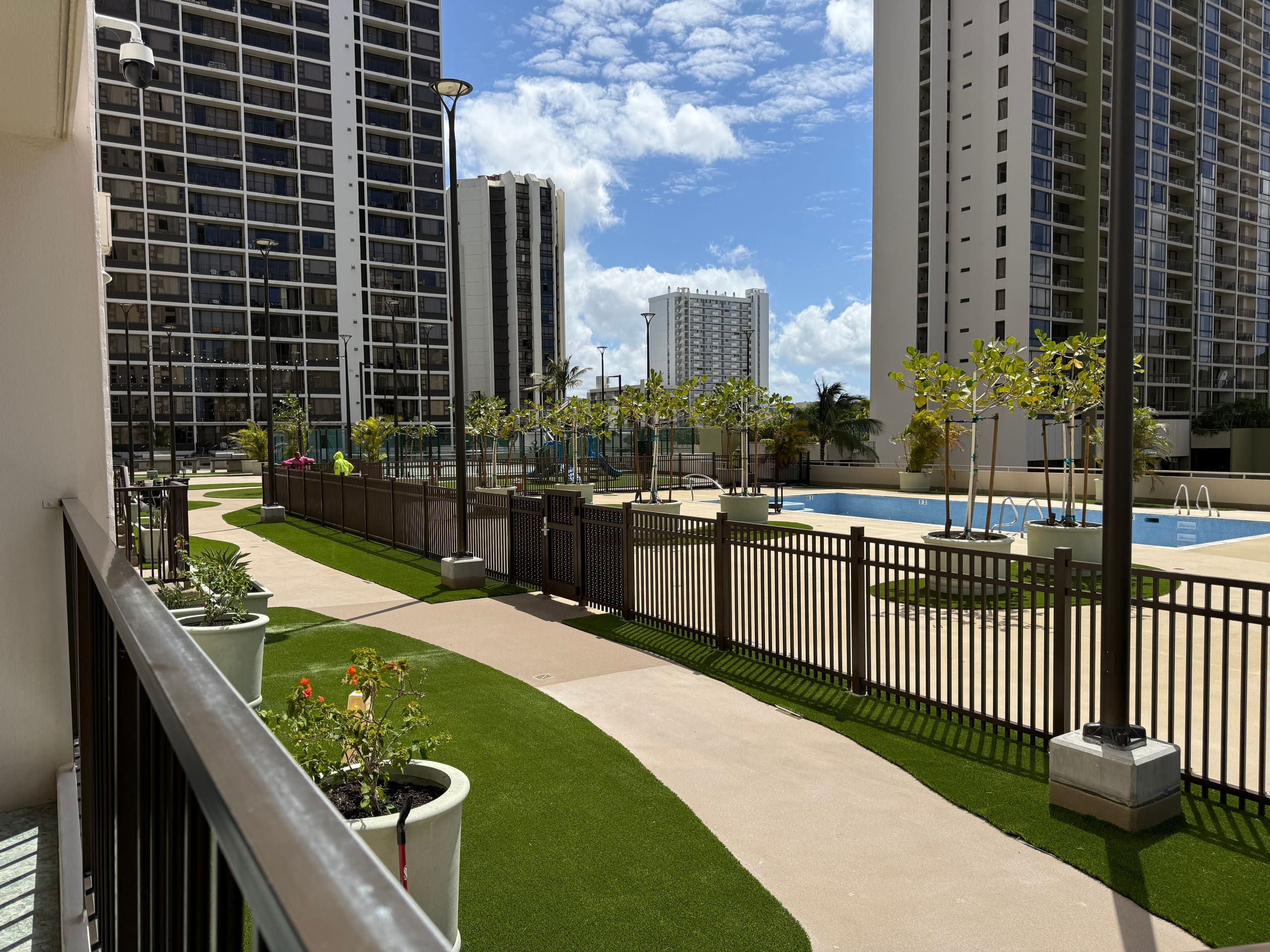 Waikiki Banyan: Poolside, Steps to Pool & Beach - Image 32