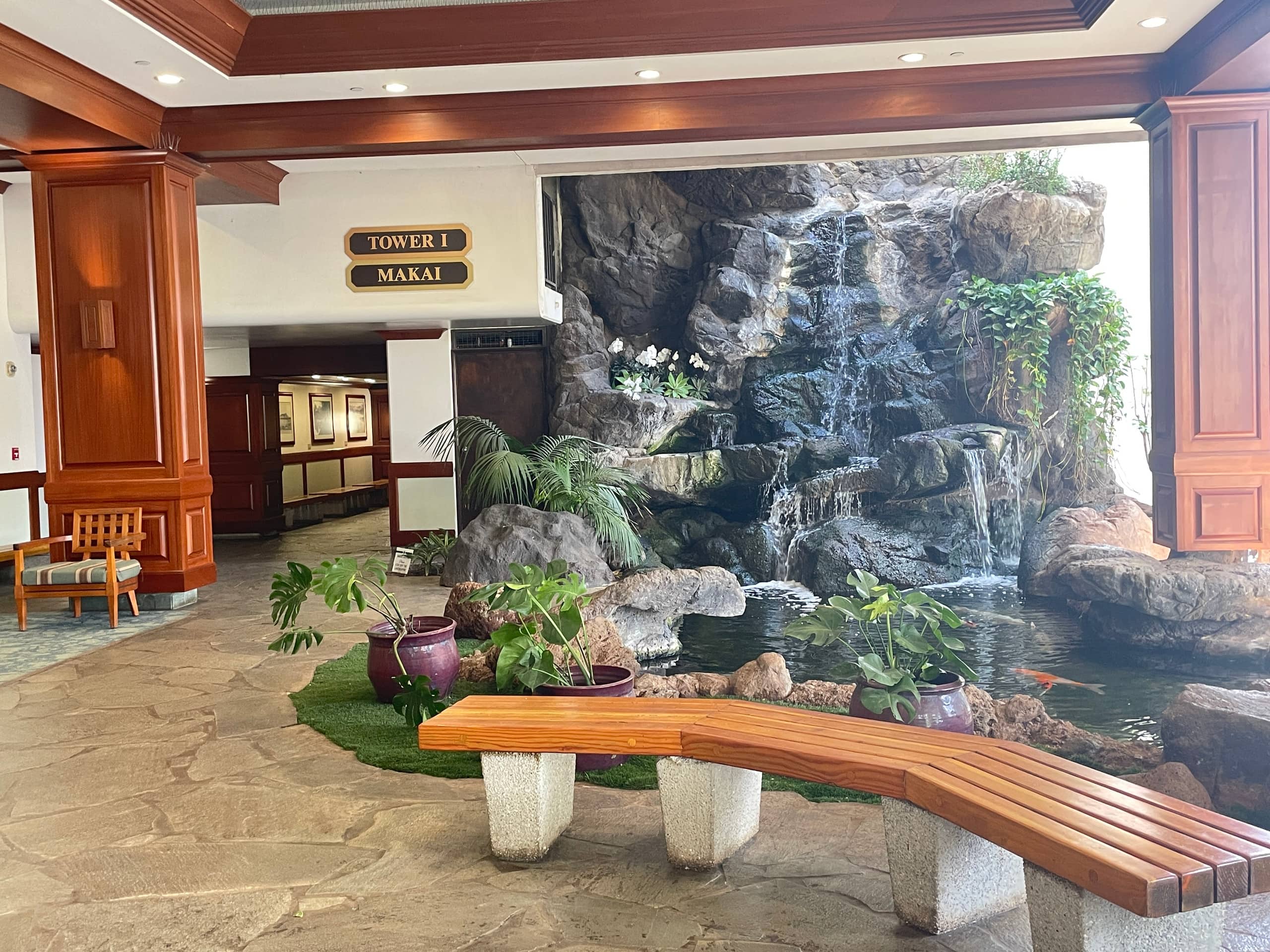 Waikiki Banyan: Poolside, Steps to Pool & Beach - Image 29