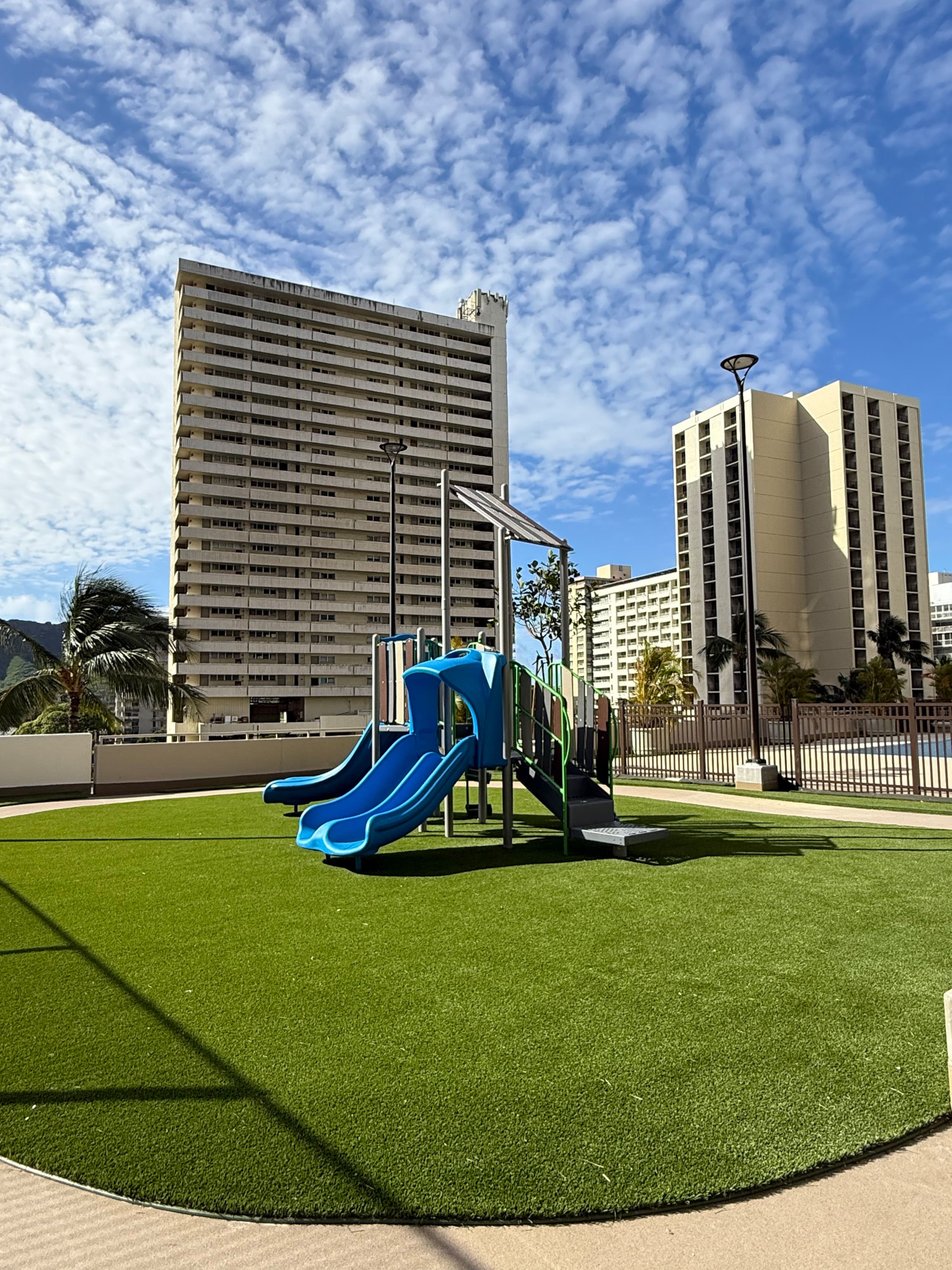Waikiki Banyan: Poolside, Steps to Pool & Beach - Image 25