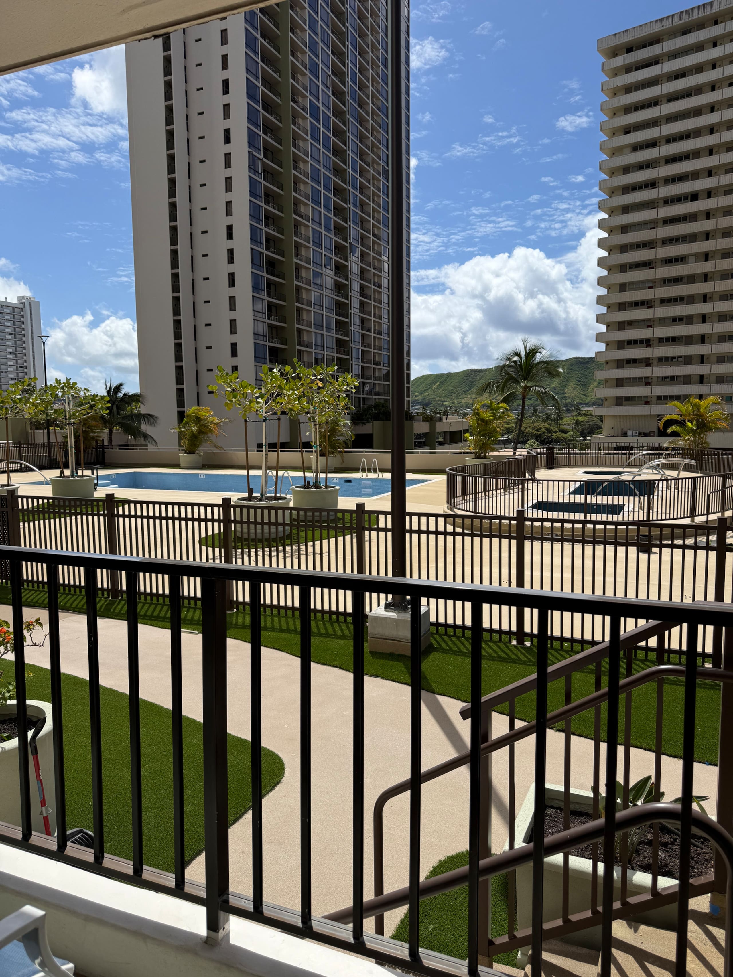 Waikiki Banyan: Poolside, Steps to Pool & Beach - Image 1