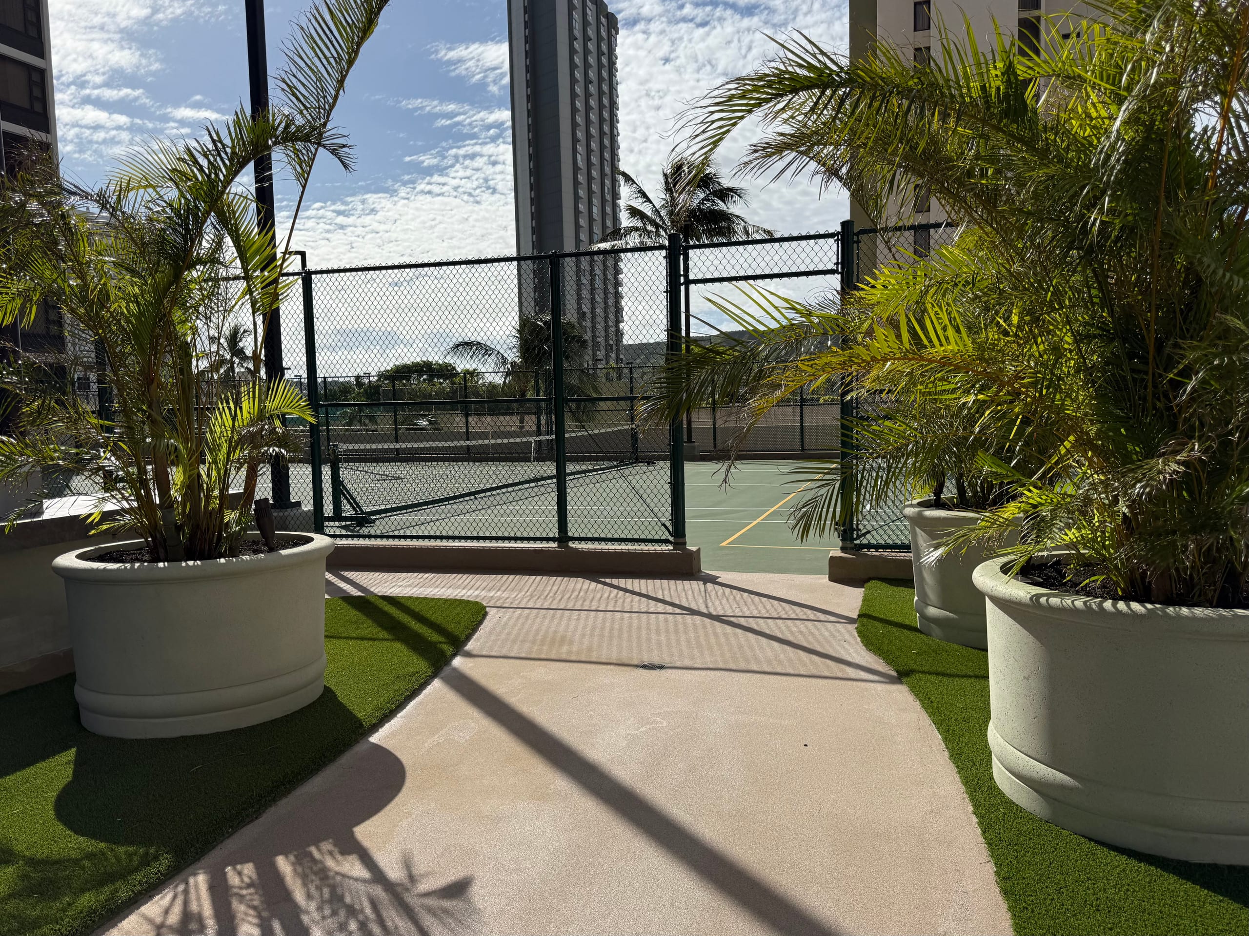 Waikiki Banyan: Poolside, Steps to Pool & Beach - Image 24