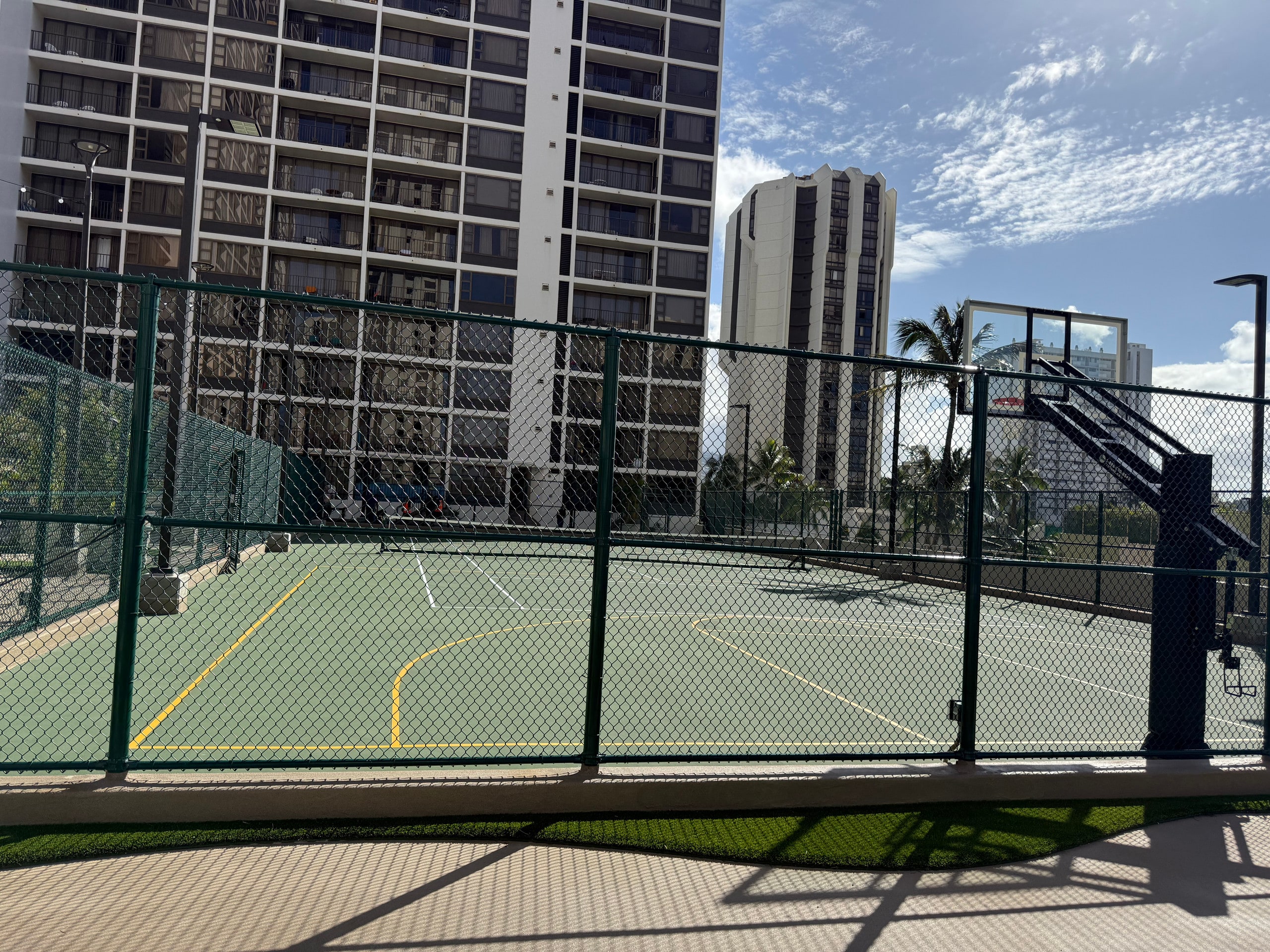 Waikiki Banyan: Poolside, Steps to Pool & Beach - Image 28