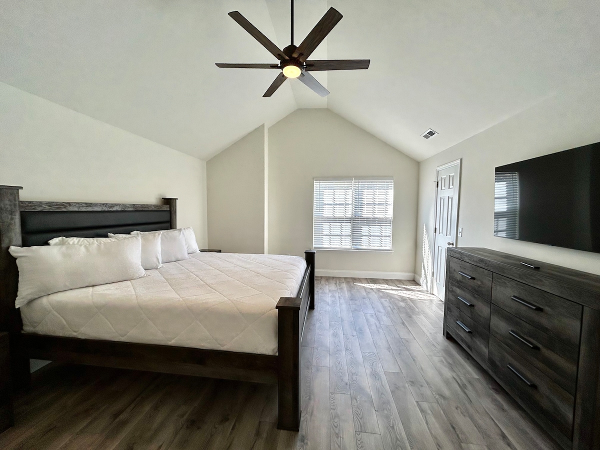 Ფართო მთავარი საძინებელი ცალკე სააბაზანოთი და კარადაში გასეირნებით.