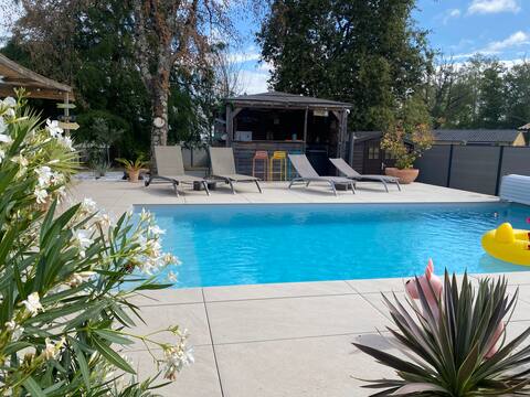 Quiet - pool - petanque
20 minutes from Bordeaux