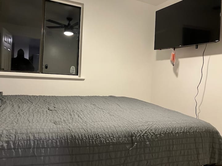 Kjo dhomë gjumi me hapësirë të bollshme ka një krevat dopio "queen" të rehatshëm, një televizor për argëtimin tënd dhe një dritare që e mbush dhomën me dritë dhe një fllad të freskët.