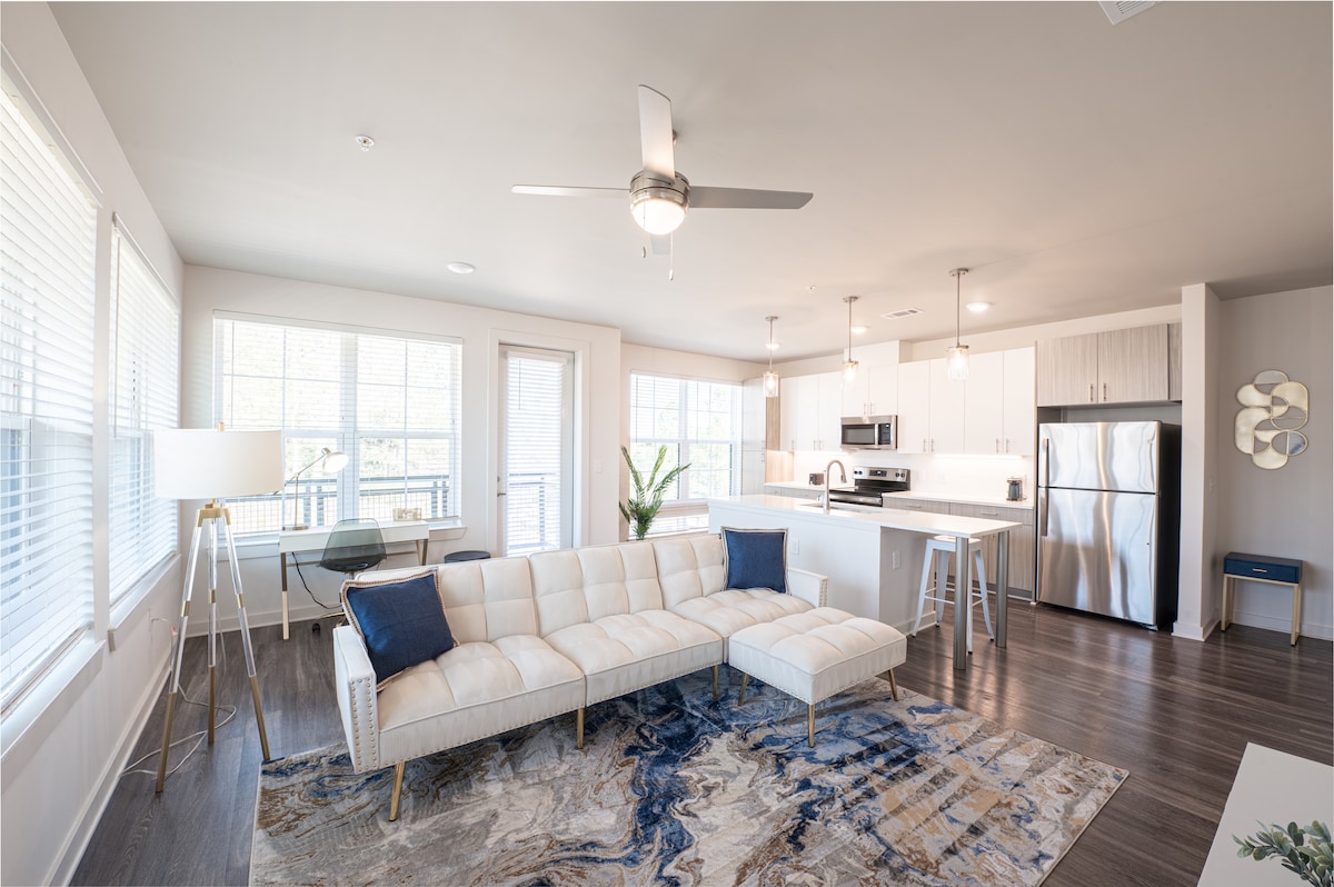 Top performing Airbnb: Luxurious 2BR W Midtown New Property in Bolton