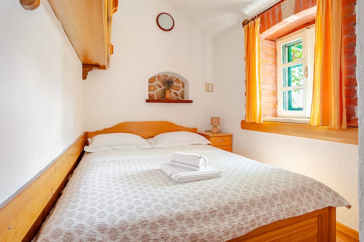 The main bedroom features a spacious King-size bed (170x200 cm), ensuring maximum comfort and a great night's sleep. A bright and cozy space designed for your ultimate relaxation.
