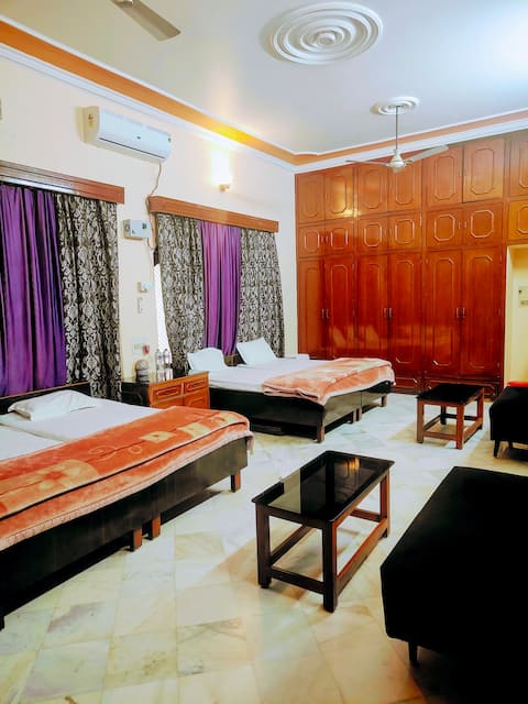 Shantiniketan 4 BHK + Kitchen Comfortable Homestay